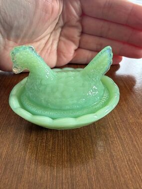 Mini jadeite hen on nest import (bubble on nest)